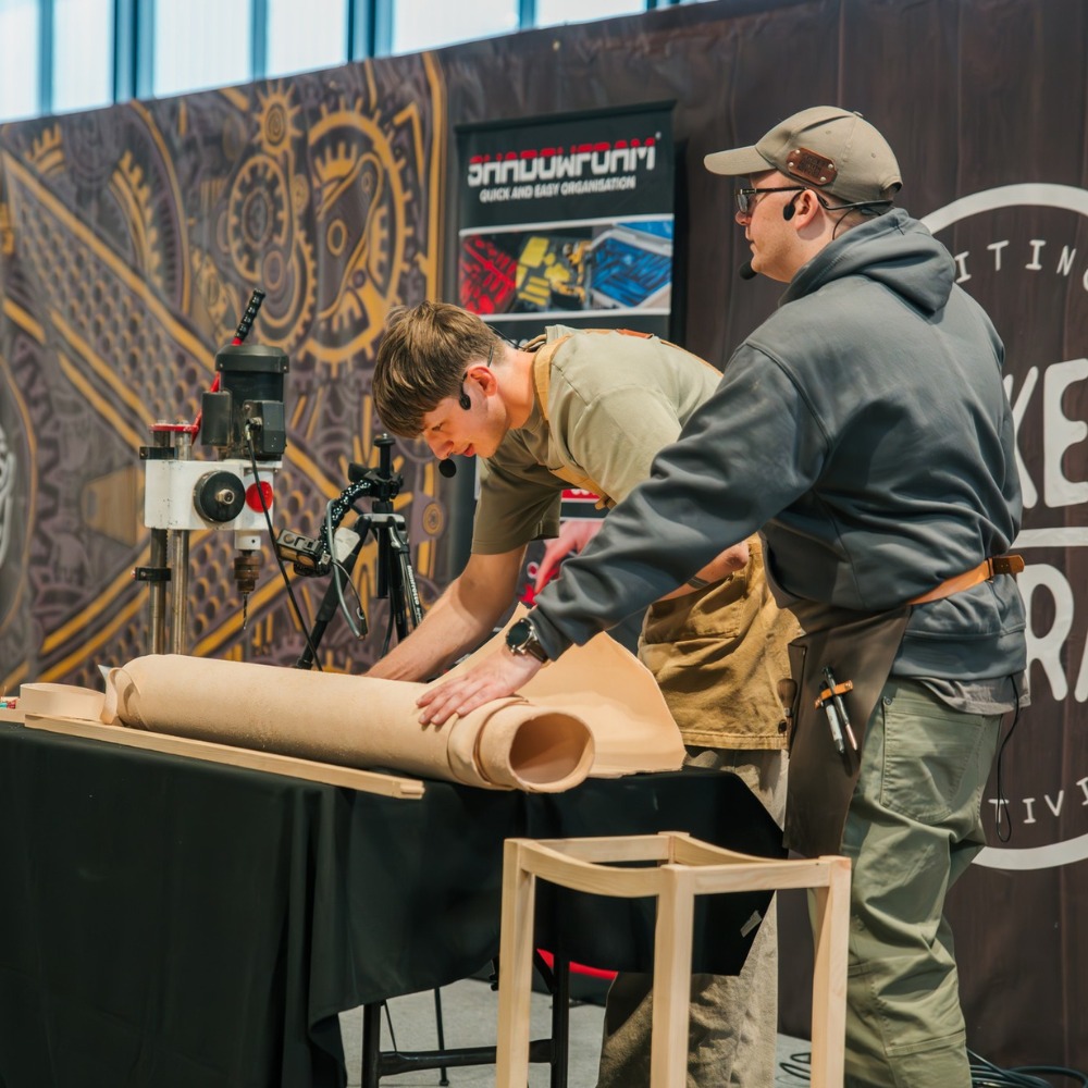 Two makers during a workshop.